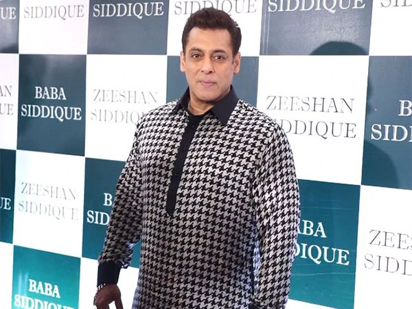 Salman Khan arrives in his Pathani kurta at Baba Siddique’s Iftar party