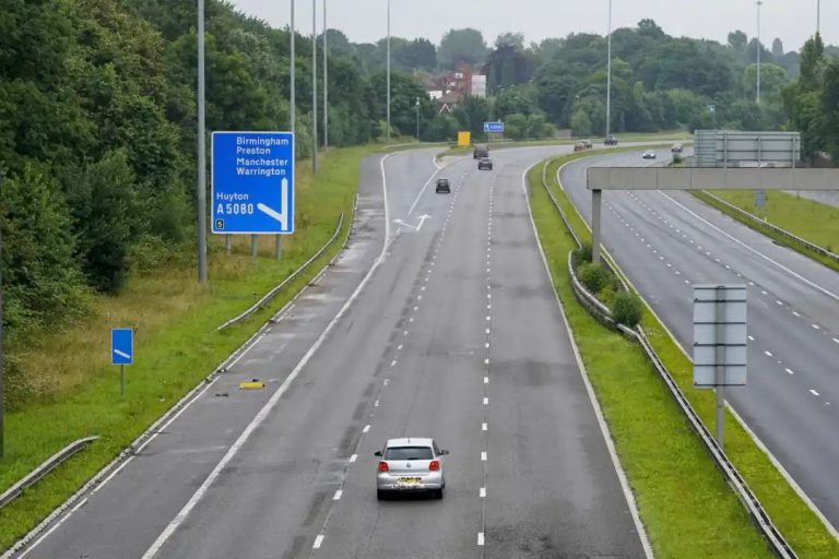 Third of drivers admit hogging middle lane on motorways, survey suggests