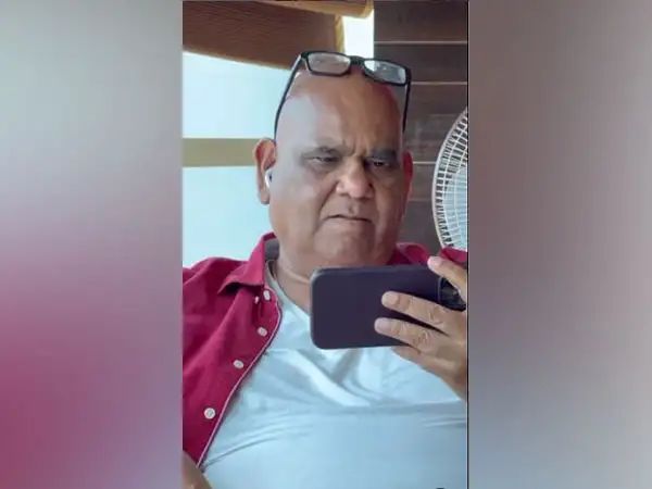 Anupam Kher remembers Satish Kaushik on his death anniversary, calls him, “unmatched gift of friendship”