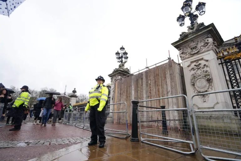 Man arrested after car crashes into gates of Buckingham Palace