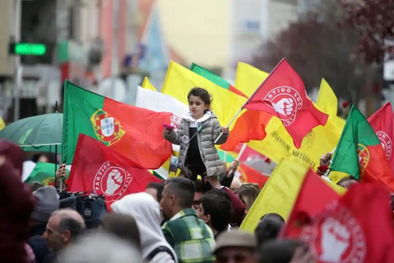 Portugal votes with centre-right poised to oust Socialists