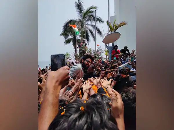 Allu Arjun receives grand welcome from fans as he reaches Vizag for ‘Pushpa 2’ shoot