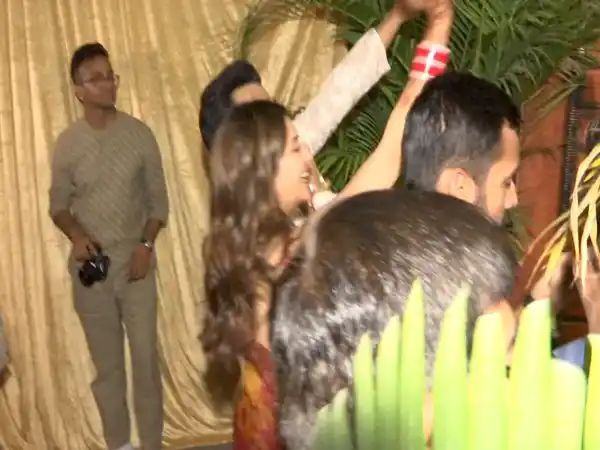 Kriti Kharbanda receives grand griha pravesh at Pulkit Samrat’s Delhi home, newlyweds dance to dhol beats