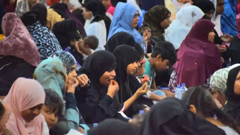 Mumbai: Memons Offer Special Daily Iftar To Women Shoppers At Crawford Market,