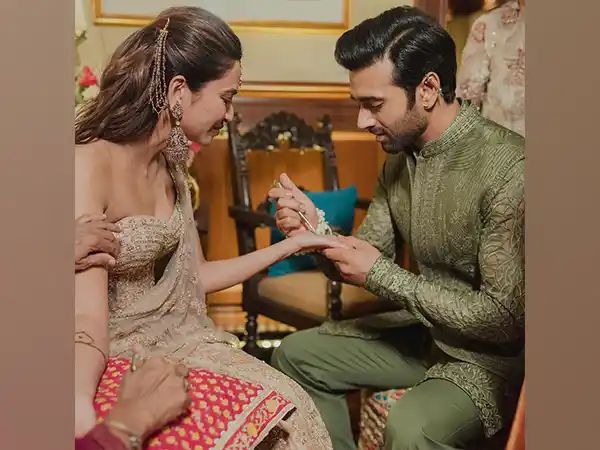 Pulkit Samrat, Kriti Kharbanda share heart-warming pics from their Mehendi ceremony