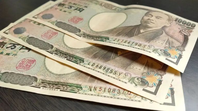 Yen hits 34-year low as dollar strengthens ahead of key US inflation data