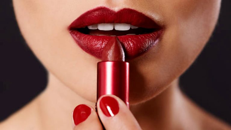 Lipstick Side Effects: Applying lipstick daily can cause difficulty in pregnancy, can lead to serious problems