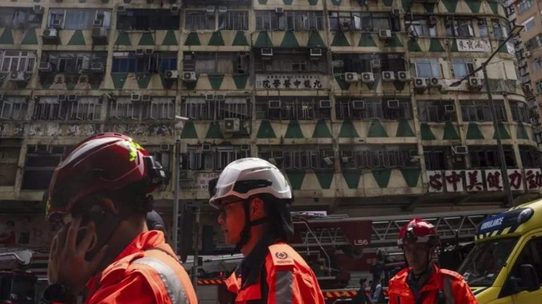 A terrible fire broke out in Hong Kong’s ‘New Lucky House’ building, five people died, people inside the building are pleading for help.