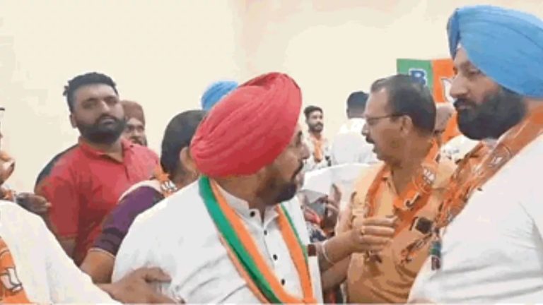 BJP workers clashed with each other during the booth meeting;  Mike attacked each other