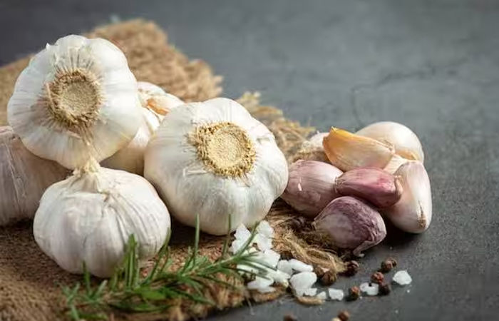 Garlic helps in controlling high blood pressure and cholesterol, know 5 benefits