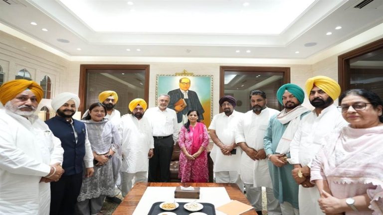 AAP MLAs met Sunita Kejriwal, assured to win all Lok Sabha seats