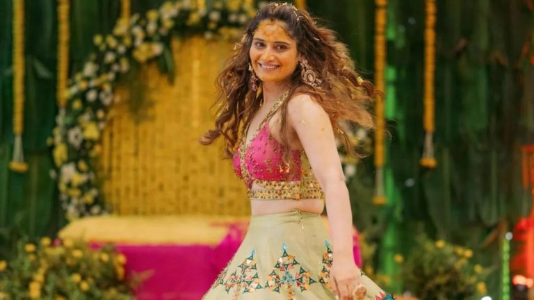 Aarti Singh danced openly in the Haldi ceremony, took pictures in the arms of her future husband Deepak