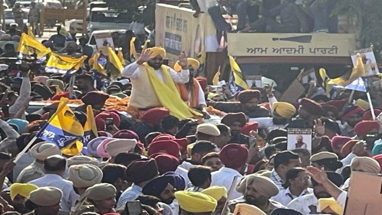 Bhagwant Mann campaigned for AAP candidate Malvinder Singh Kang in Ropar, workers welcomed him by showering flowers.