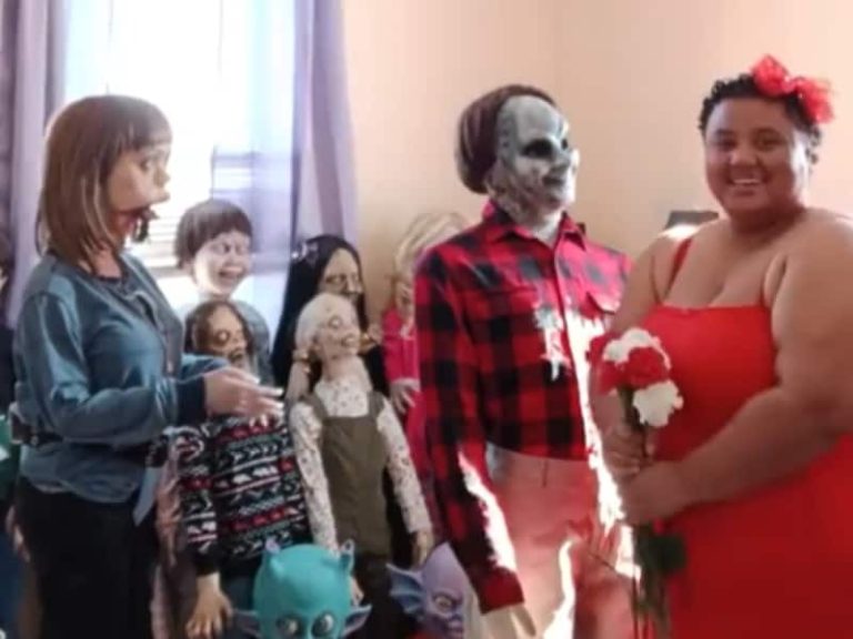 Strange marriage of a 25 year old woman… 2 dolls, relationship with 10 children!