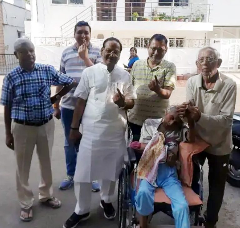 Lok Sabha Elections: Woman in coma comes to vote with her husband and son, transgender congratulated for coming to vote