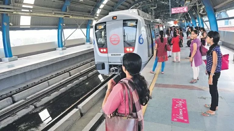 Attention metro passengers!  There has been a change in the timings of the metro running on the Yellow Line, check the updates before leaving home