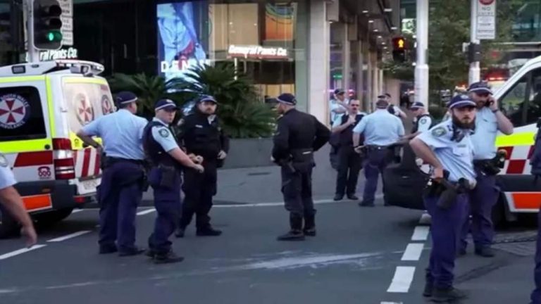 World Breaking: Stabbing, shooting and running away in Sydney mall, total four dead