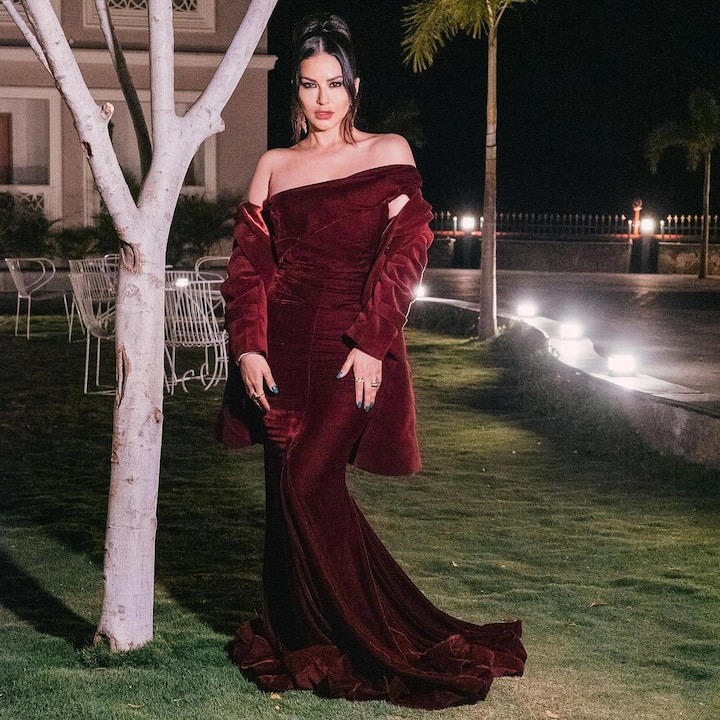 Sunny Leone flaunts her curvy figure in maroon gown