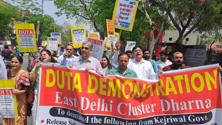 DUTA’s protest against Delhi government at Agrasen College Gate