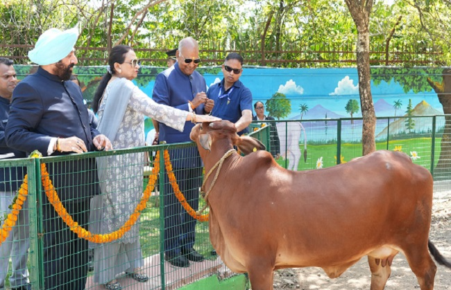 Former President Kovind offered prayers at Rajprajneshwar Mahadev Temple located at Raj Bhavan