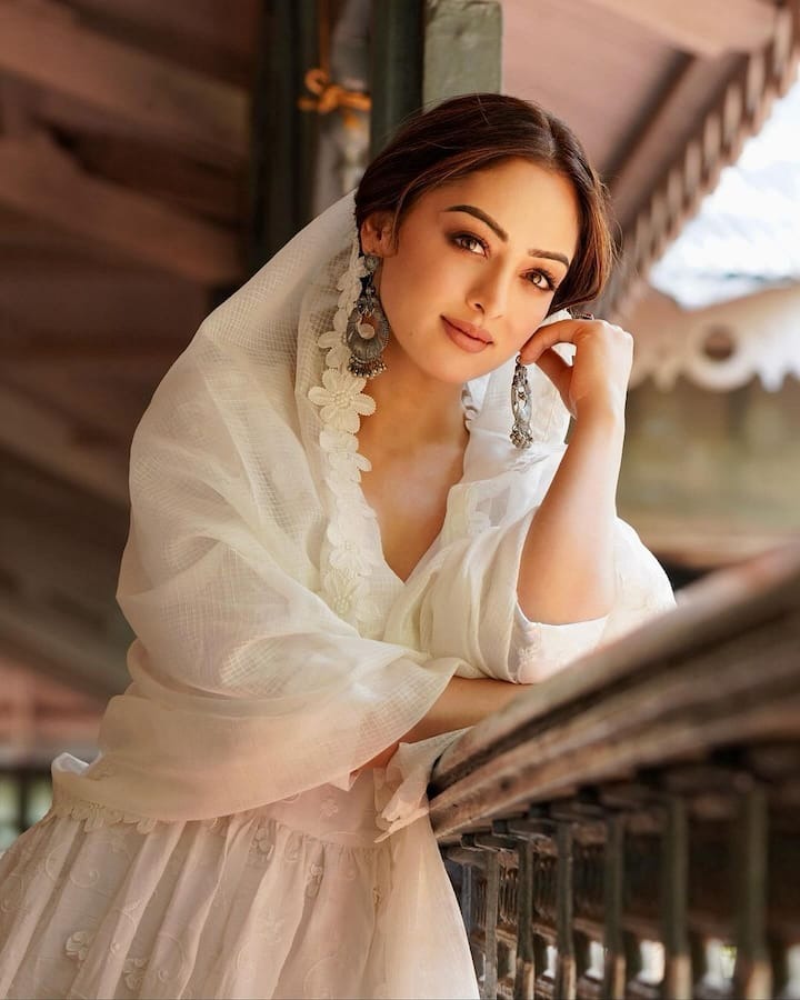 Pictures of Sandeepa Dhar in white dress went viral, fans showered comments