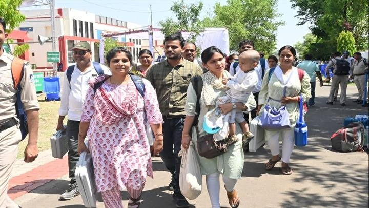 Jabalpur: Polling parties reached the centers with voting material