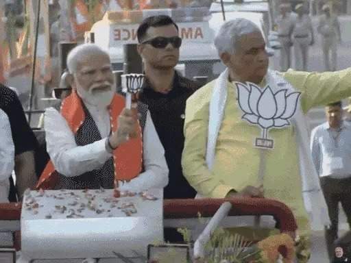 Prime Minister Modi’s grand road show in Dausa, people showered flowers