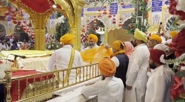 Sangh government leader Dattatreya Hosabale paid obeisance at Shishganj Gurudwara