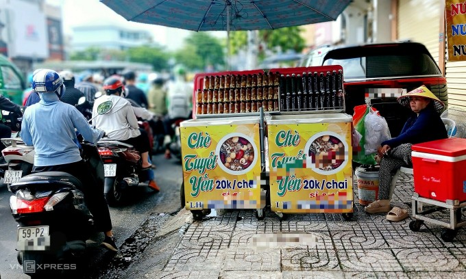 HCMC heat wave spurs sidewalk stalls to double drink sales