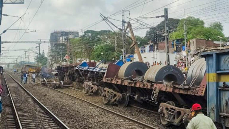 Goods train derails, traffic affected – Read