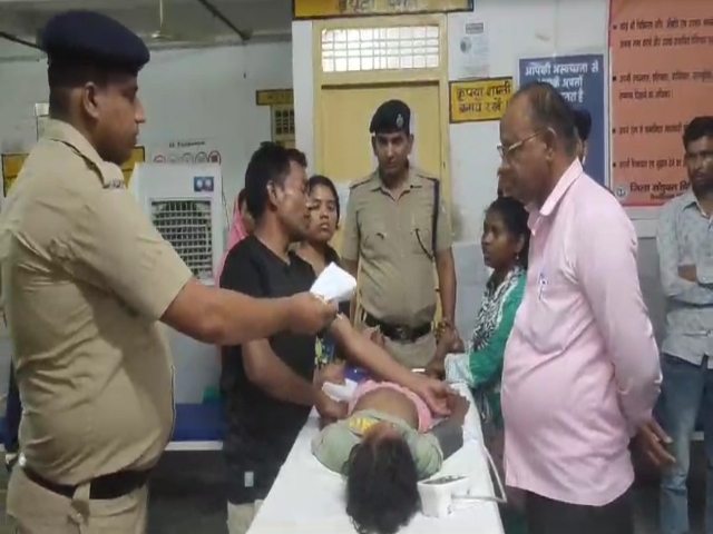 Firozabad: A girl's health suddenly deteriorated in a moving train and she was admitted to a hospital