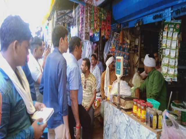 Auraiya: Administration launched campaign against polythene, fine imposed on shopkeepers