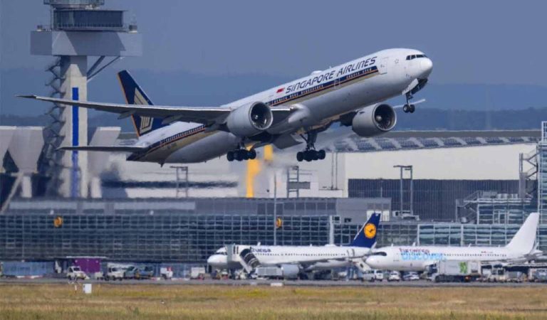 One dead, over 30 injured on turbulent Singapore airlines flight-Read