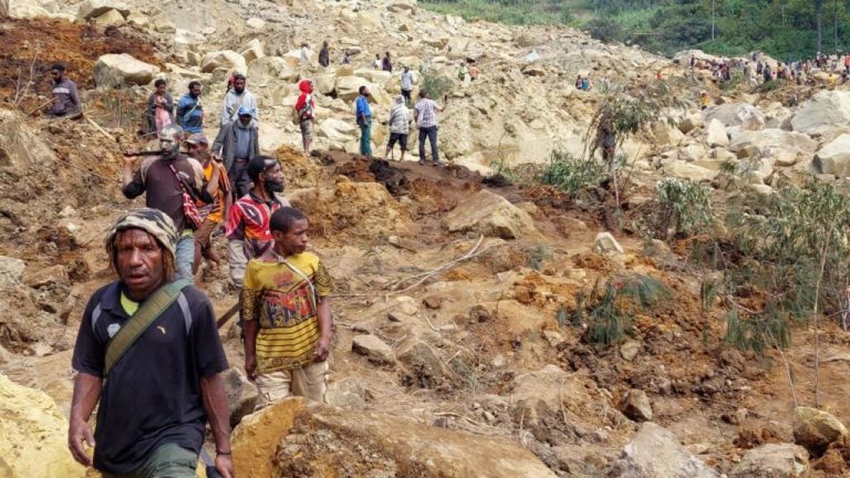 Papua New Guinea: Landslide wreaks havoc, 2000 people buried alive, rescue operations continue | papua new guinea landslide deva