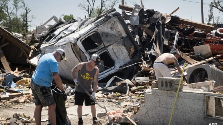 Power outage in many states of America, millions of people spending nights in darkness | Tornadoes hit central America, severe w