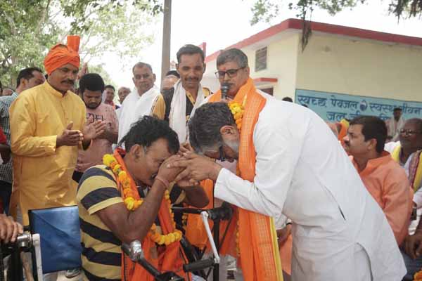 BJP candidate Neeraj Shekhar appealed to the people of Ballia to press the lotus button.