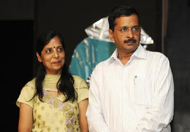 After Arvind Kejriwal, now his wife Sunita is in trouble, a petition has been filed in Delhi High Court in this matter