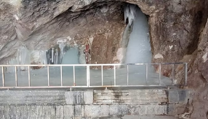 Baba Barfani covered with white sheet of snow, see the first pictures of Amarnath and Shivling of this year