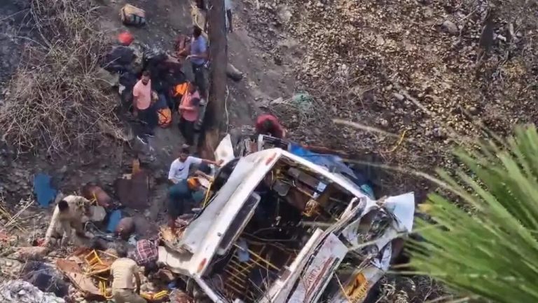 Bus falls into a ditch in Akhnoor, Jammu and Kashmir, 21 pilgrims killed, 40 others injured