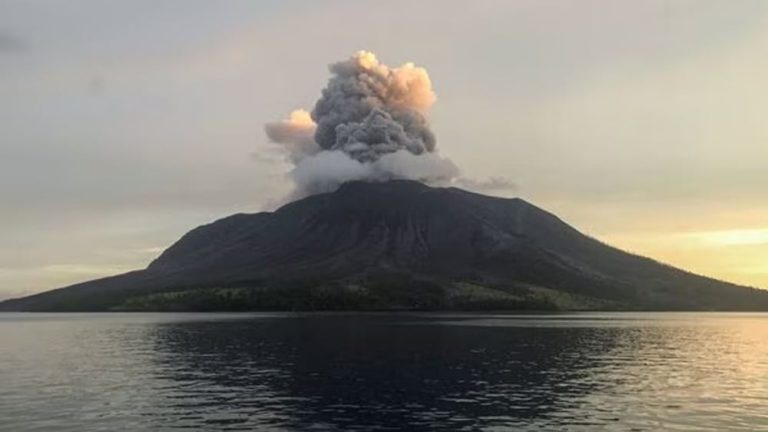 Indonesia Volcano: Volcano erupts in Indonesia, warning of tsunami also