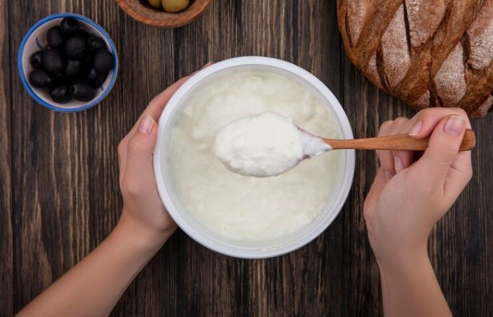 Can using curd directly on the face cause harm to the skin?