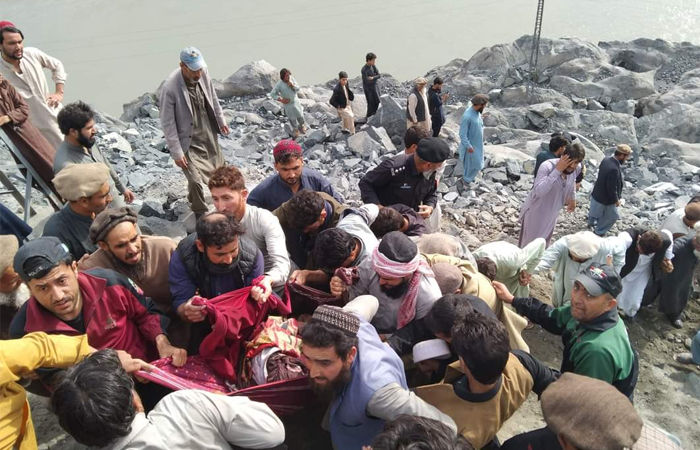 The bus fell into the valley after the driver lost control, 20 people died, chaos in Pakistan