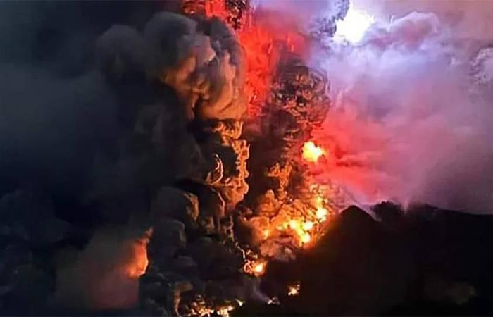 Volcano erupts again in Indonesia, fear of tsunami: thousands of people evacuated