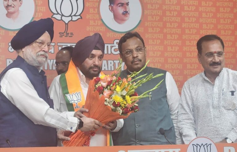 As Lok Sabha elections approached, many leaders including Arvinder Singh Lovely joined BJP, giving a big blow to Congress – News India Live