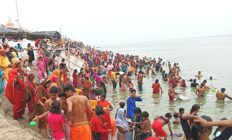 Bhagalpur News: Devotees gather in large numbers to take a dip in the Ganges on Buddha Purnima.