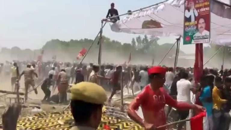 Stampede again broke out in Akhilesh Yadav's public meeting, bricks and stones were thrown fiercely, chairs were thrown at each other, police had to resort to lathi charge.