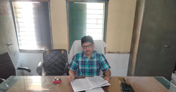 Chief Development Officer conducted surprise inspection of development block Manjhanpur at headquarters on the second day, many employees were absent