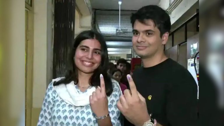 Youth should come out and vote for change, Priyanka Gandhi's daughter voted for the first time!