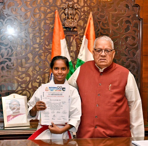 National Open Karate Championship gold medalist Juhi Prajapati met the Governor