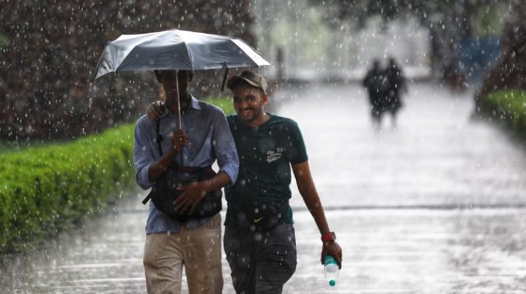 Sudden rain in the national capital, people got relief from the shower